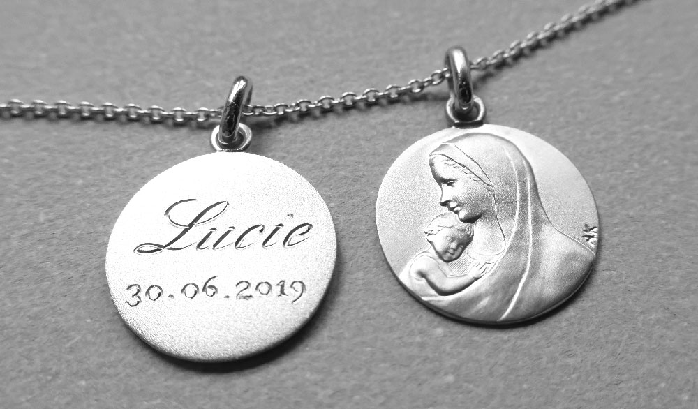 Médaille bapteme recto/verso avec gravure à la main accrochées à une chaine
