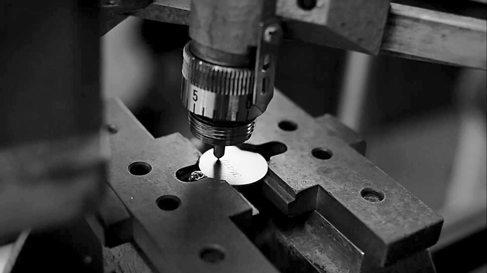 Gravure au verso d'une médaille avec un pantographe