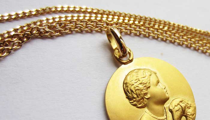Chaînes en or avec une médaille en or