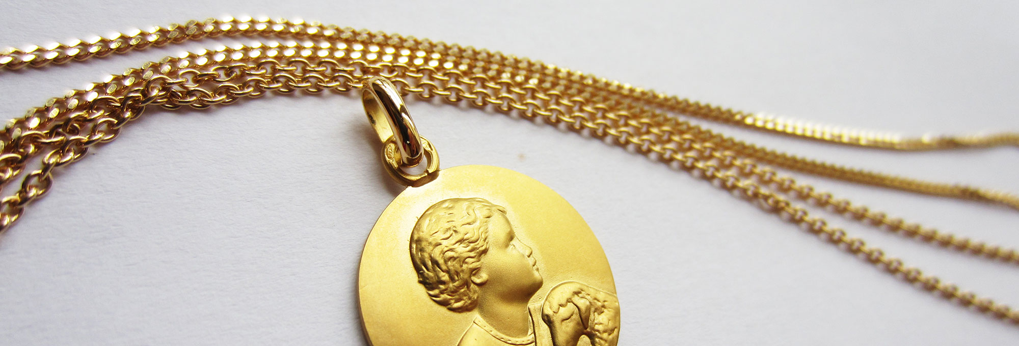 Chaînes en or avec une médaille de baptême en or