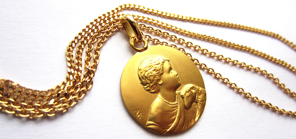 Médaille de baptême en or et chaînes en or