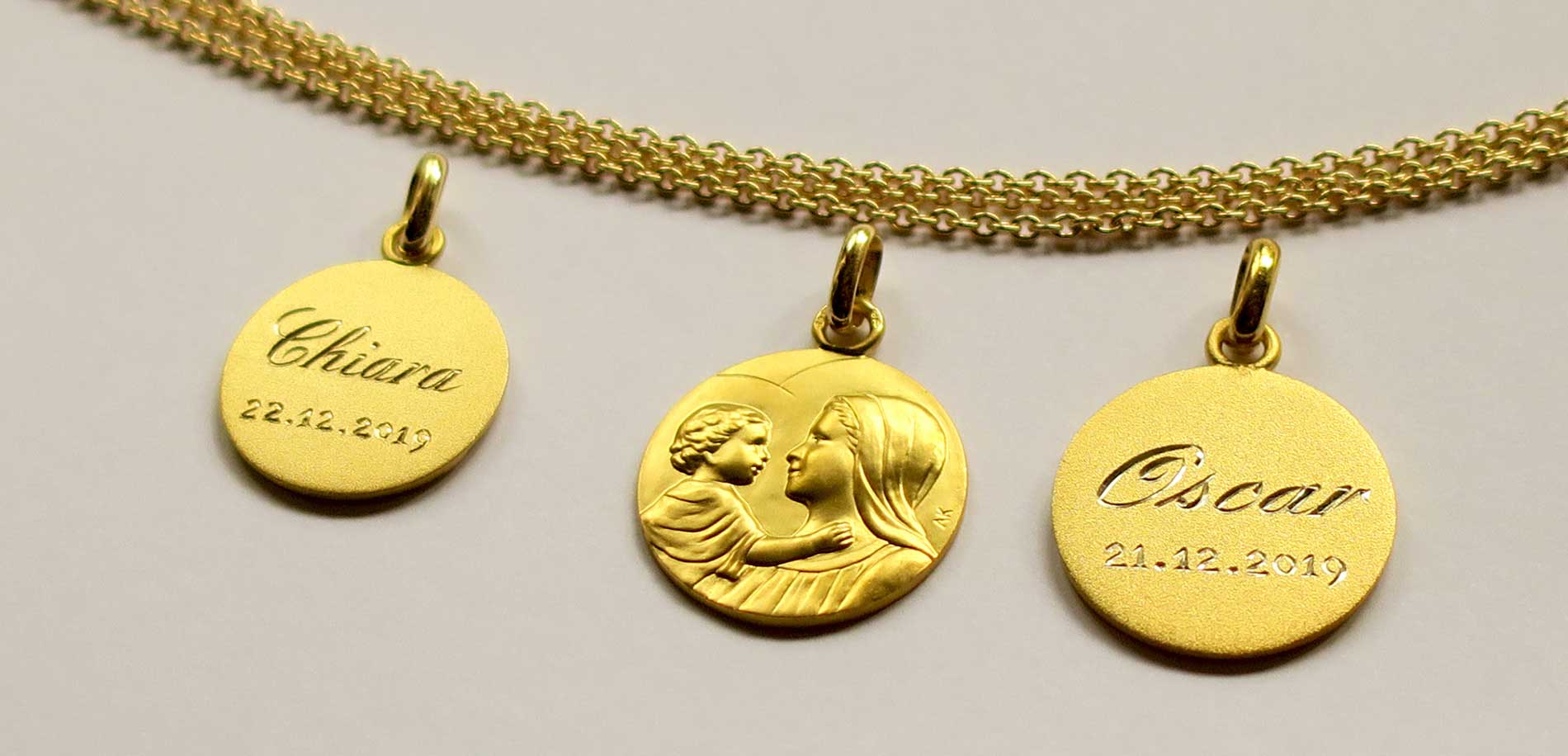 Médailles gravées à la main avec chaines en or en fond