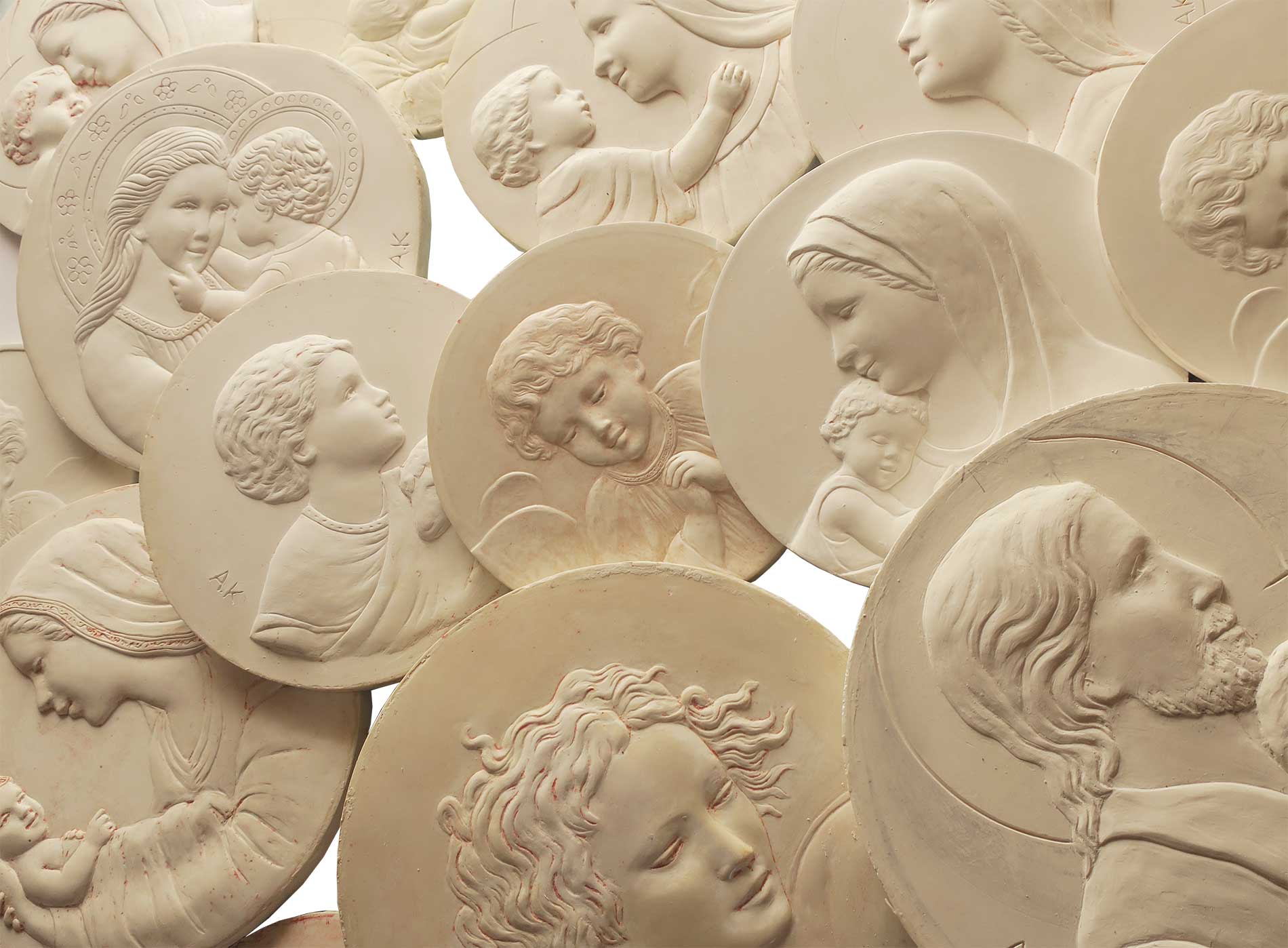 Plâtres de médailles religieuses créés par l'artiste