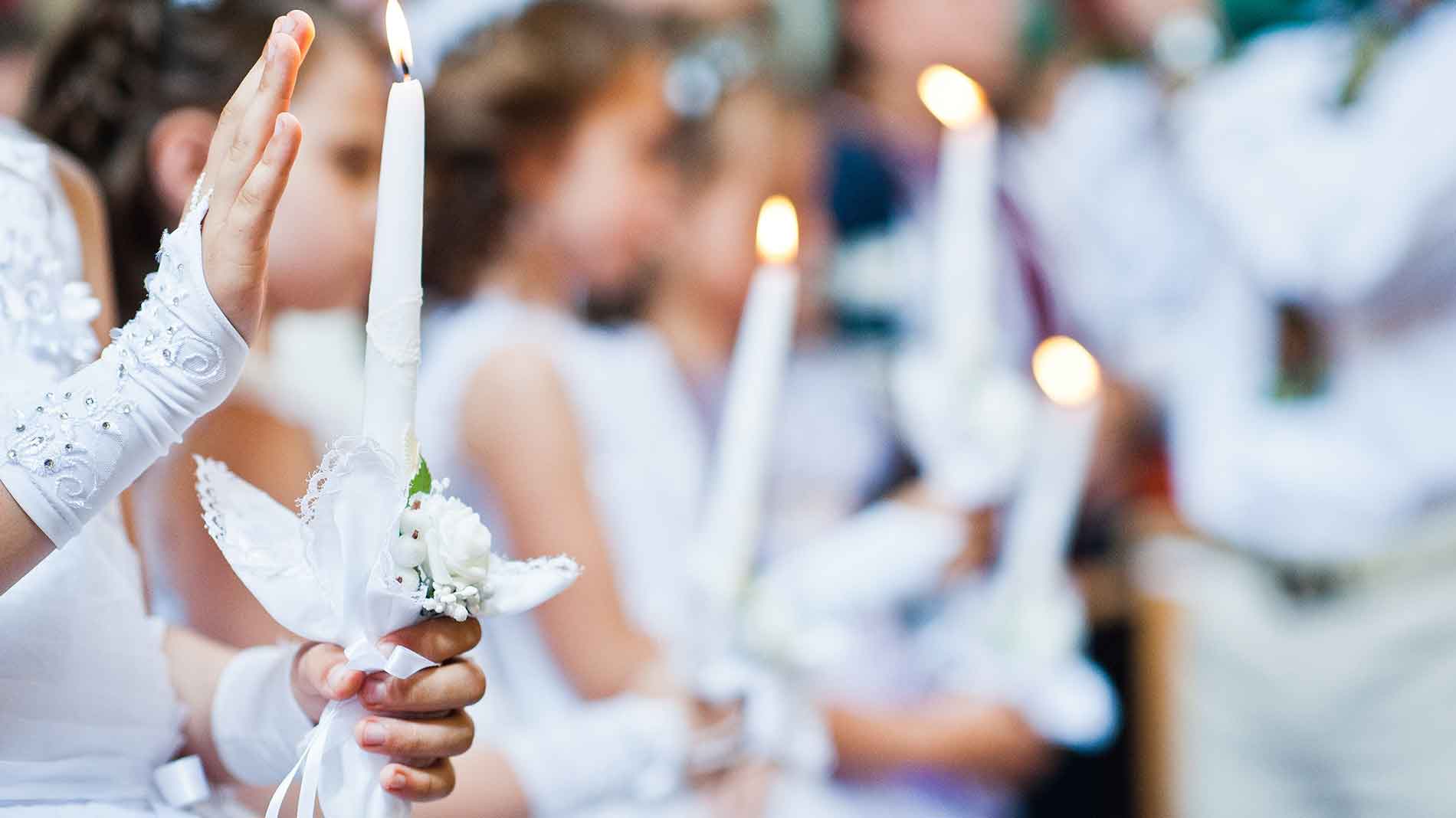 Première communion dans une église