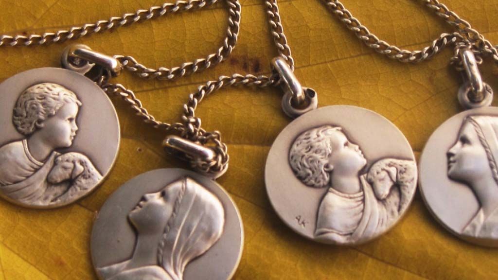 médailles de baptême en argent sur fond d'automne