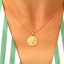 Miniature médaille de baptême ange d'ezechiel portée au cou