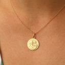 Miniature médaille de baptême douceur infinie portée au cou