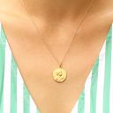 Miniature médaille de baptême le petit pasteur portée au cou