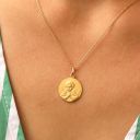 Miniature médaille de baptême mon petit ange gardien portée au cou