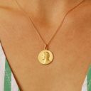 Miniature médaille de baptême vierge du sourire portée au cou