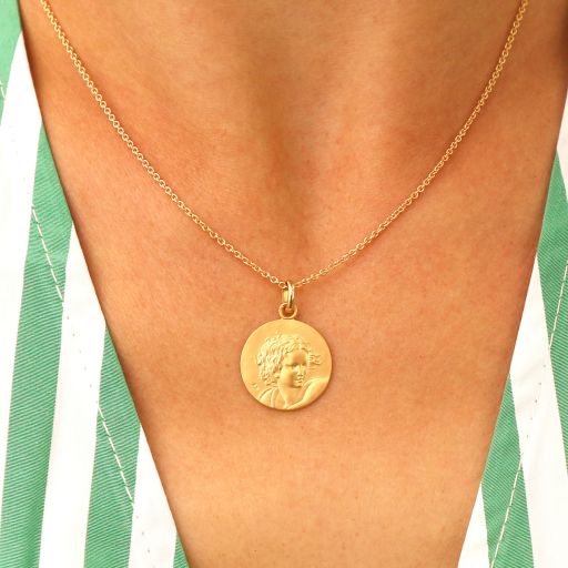 médaille de baptême ange d'ezechiel portée au cou