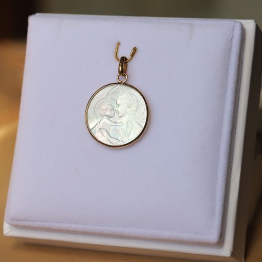 médaille de baptême marie douce lumière en nacre 3