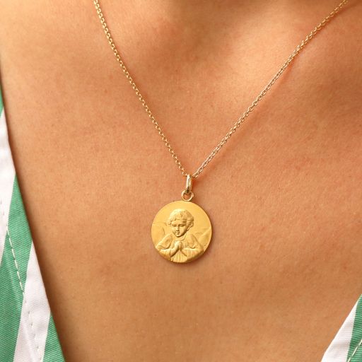 médaille de baptême mon petit ange gardien portée au cou