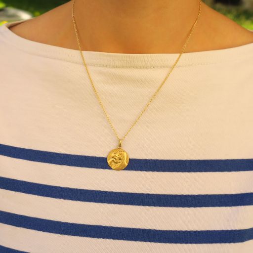 médaille de baptême notre dame de toute tendresse en or portée