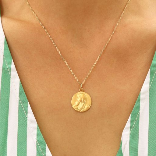 médaille de baptême notre dame des petits enfants portée au cou
