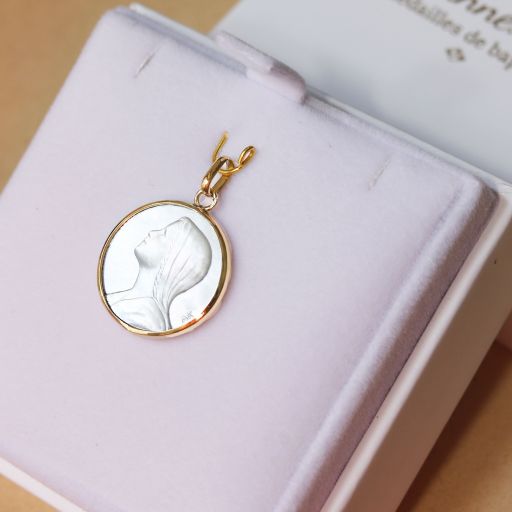 médaille de baptême vierge de l'espérance en nacre 2