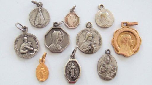 Les médailles religieuses et monnaies anciennes un héritage actuel