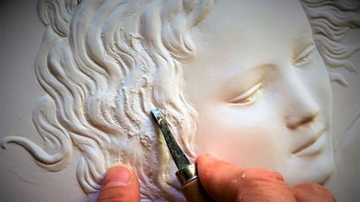 Pourquoi une médaille de baptême créée par un artiste est un cadeau idéal ?